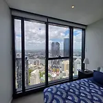 Skyrise Upper Floor Infinite Pool Apartment