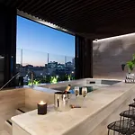 Valley Getaway - Rooftop Pool - Parking - Sleeps 6