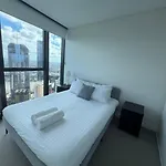 Skyrise Upper Floor Infinite Pool Apartment *