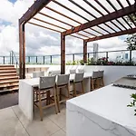 Valley Getaway - Rooftop Pool - Parking - Sleeps 6 Apartment