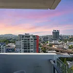 Apartment Cs - Gorgeous Views 2br W Parking, Pool & Gym *