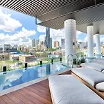 Apartment Valley Getaway - Rooftop Pool - Parking - Sleeps 6