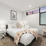 Apartment Cs - Gorgeous Views 2br W Parking, Pool & Gym