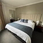 One-Bedroom City Escape I Mantra On Queen