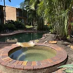 Leafy Studio Retreat Near Shops Motorway Access By Custom Bnb Hosting