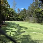 Leafy Studio Retreat Near Shops Motorway Access By Custom Bnb Hosting