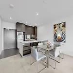 Elegant Urban Hideaway - Private Luxury Residential Apartment, Walk To South Bank & Free Carpark Apartment