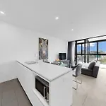 Elegant Urban Hideaway - Private Luxury Residential Apartment, Walk To South Bank & Free Carpark