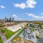 Elegant Urban Hideaway - Private Luxury Residential Apartment, Walk To South Bank & Free Carpark