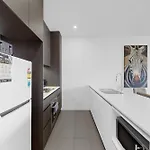 Apartment Elegant Urban Hideaway - Private Luxury Residential Apartment, Walk To South Bank & Free Carpark