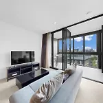 Elegant Urban Hideaway - Private Luxury Residential Apartment, Walk To South Bank & Free Carpark