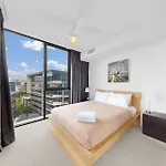 Elegant Urban Hideaway - Private Luxury Residential Apartment, Walk To South Bank & Free Carpark
