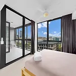 Apartment Elegant Urban Hideaway - Private Luxury Residential Apartment, Walk To South Bank & Free Carpark *