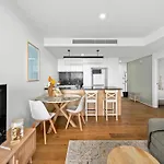 Stylish Apt With Stunning Views, Pool, Gym & Parking