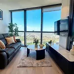 Luxury Riverfront Level 38 Queen's Wharf Tower
