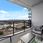 Stylish Apt With Stunning Views, Pool, Gym & Parking