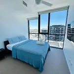 Stylish Newstead With Pool, Gym & Parking Apartment *