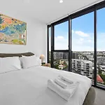 Stylish Apt With Stunning Views, Pool, Gym & Parking