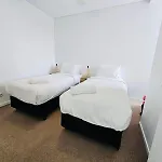 Stylish Newstead Apartment With Pool, Gym & Parking