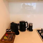 Stylish Newstead With Pool, Gym & Parking Brisbane