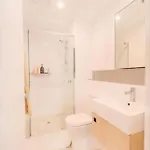 Stylish Newstead With Pool, Gym & Parking Brisbane