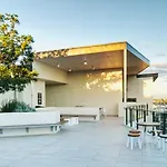 Stylish Newstead With Pool, Gym & Parking Apartment *