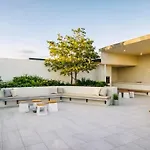 Stylish Newstead With Pool, Gym & Parking