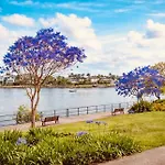 Stylish Newstead With Pool, Gym & Parking Apartment