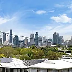 Pet Friendly Family Home In Brisbane - Relocations And Family Stays - Fast Internet - Parking - Netflix