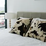 Apartment Southbank King And Sofa Bed With Free Parking Brisbane