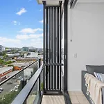 Southbank King And Sofa Bed With Free Parking