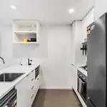 South Brisbane Unit With Parking And Pool