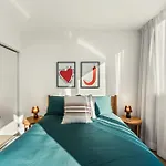 South Brisbane Unit With Parking And Pool