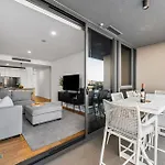 South Brisbane Apartment With Pool