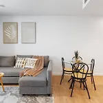 3-bed View With Free Parking Apartment *