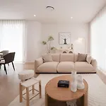Holiday home Brand-new 4br Luxury Living Near Airport And Mall
