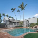 Bayside Queenslander High Ceilings Family-friendly Holiday home