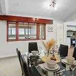 Coastal Wynnum Home Near Plaza And City Connections