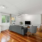 Stylish Mid Century Home Close To Cbd