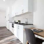 Walk To Mall And Train Private Suite Kitchen And Ac