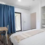 1Br Unit Private Bathroom Kitchen And Living Area