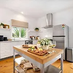Holiday home 4 Bed Queenslander Views Walk To Suncorp Deck + Parking *