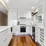 Holiday home 4 Bedroom With Private Cinema, Pool 2parking Brisbane