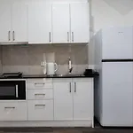 1Br Unit Private Bathroom Kitchen And Living Area