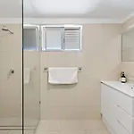 Coastal Wynnum Near Plaza And Connections Holiday home