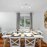 Stylish Mid Century Close To Cbd Holiday home