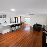 Holiday home 4 Bedroom With Private Cinema, Pool 2parking Brisbane
