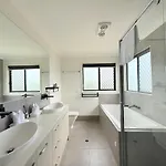 Spacious Retreat With Modern Comfort & Cozy Vibes Brisbane