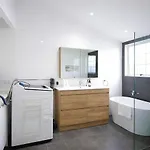 Bayside Queenslander High Ceilings Family-friendly Holiday home