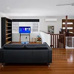 4 Bedroom With Private Cinema, Pool 2parking Brisbane
